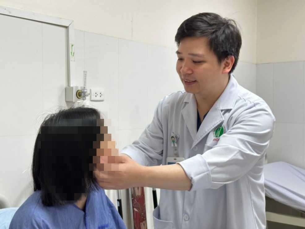 Bác sĩ thăm khám lại cho nữ bệnh nhân sau khi ca phẫu thuật thành công