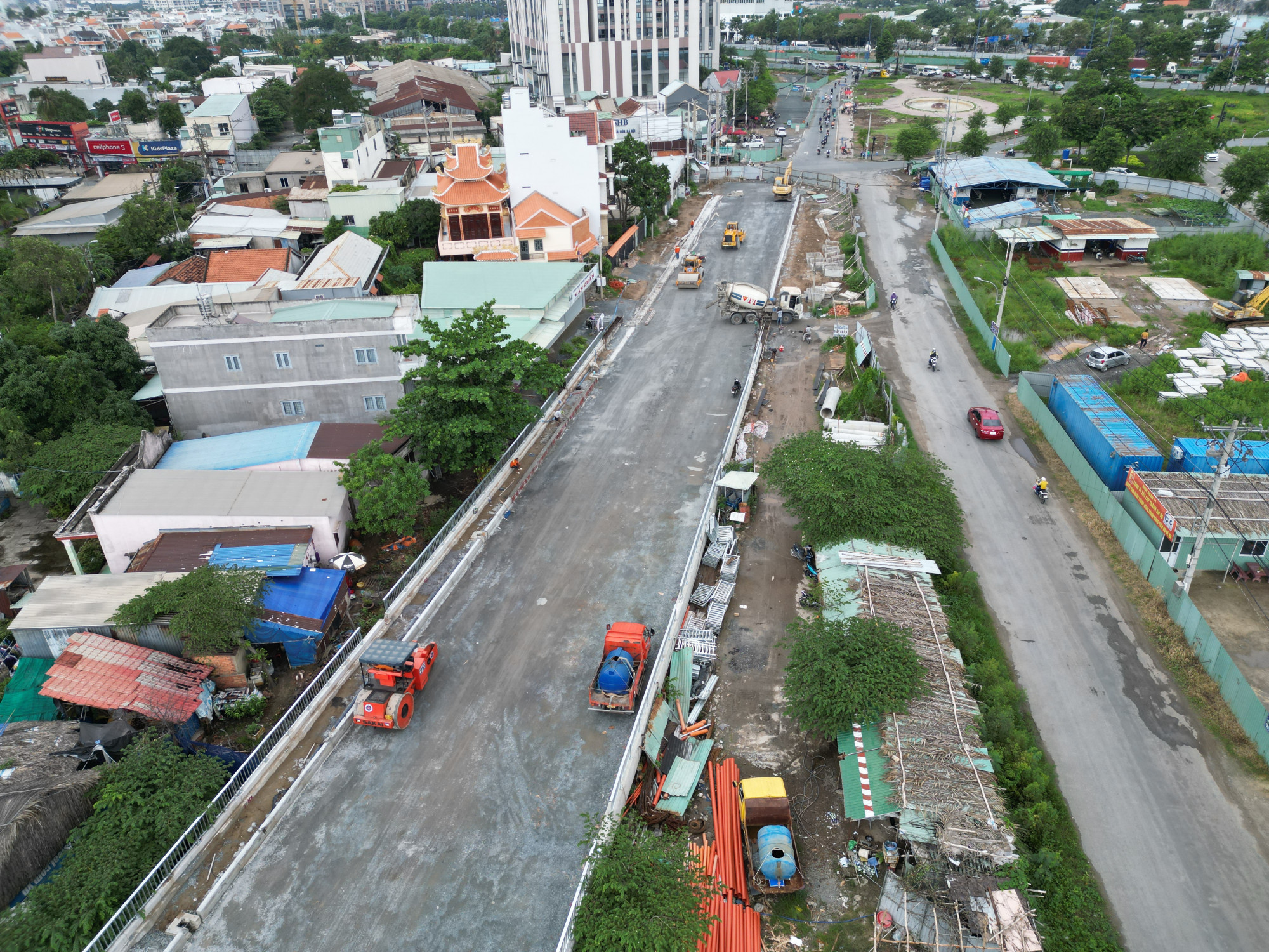 Hiện đoạn đường Nguyễn Thị Định (nút giao An Phú, TP Thủ Đức) đang được các công nhân tích cực thi công hoàn thiện. 