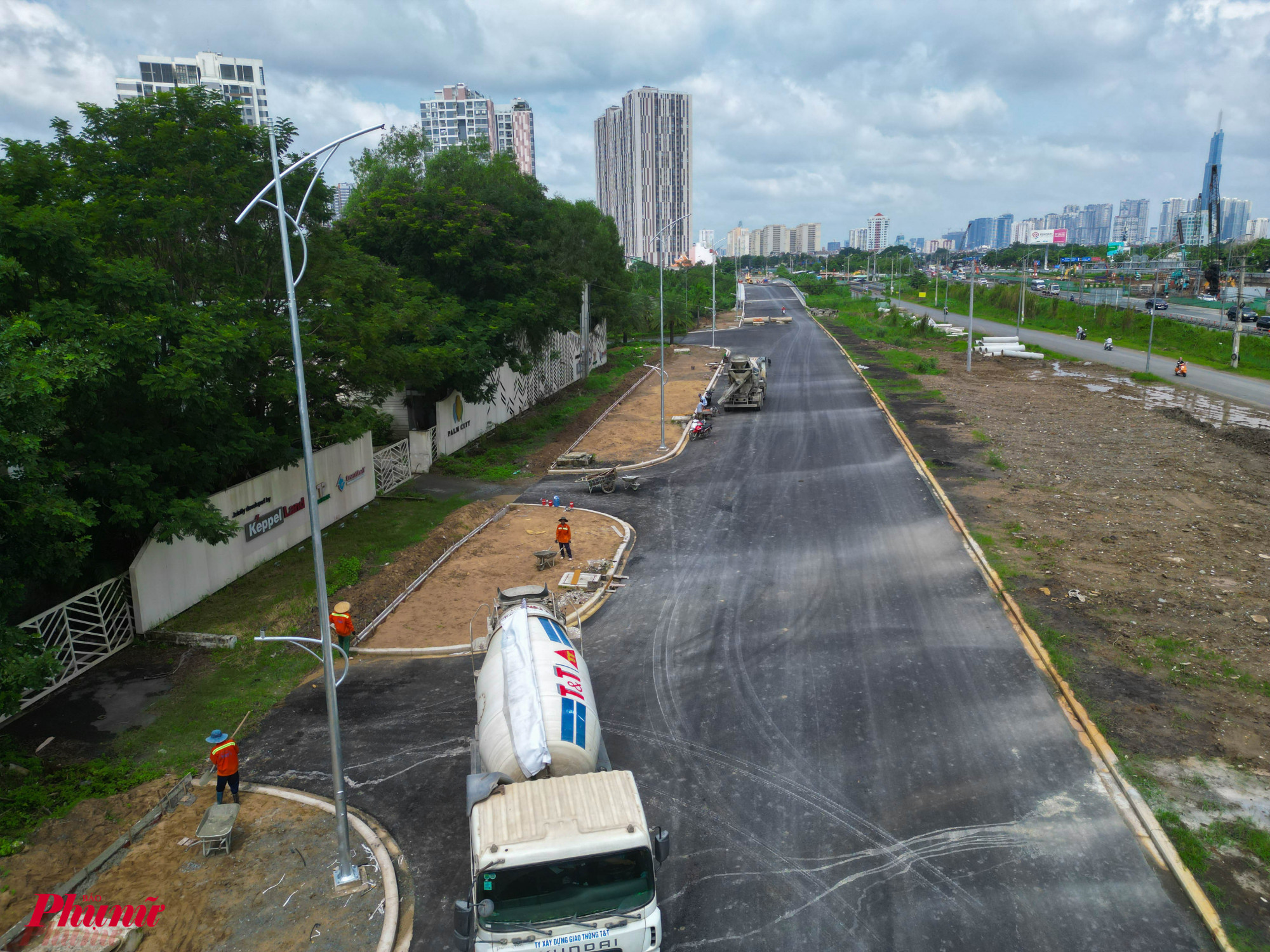 Hiện nay, đơn vị thi công đang đẩy nhanh tiến độ để hoàn tất những hạng mục cuối cùng như sơn kẻ vạch đường, lát vỉa hè, hoàn thiện hệ thống chiếu sáng.