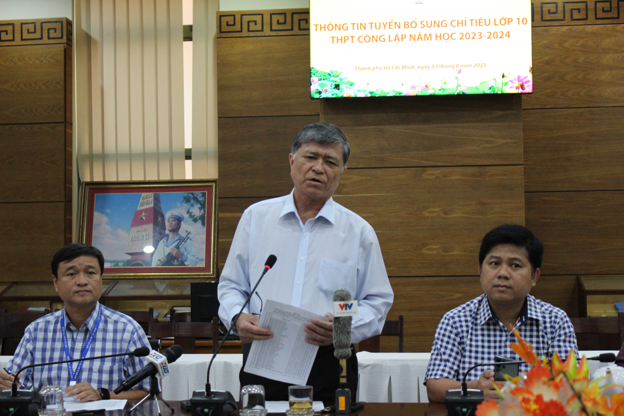 Giám đốc Sở GD-ĐT TPHCM Nguyễn Văn Hiếu thông tin tại buổi họp