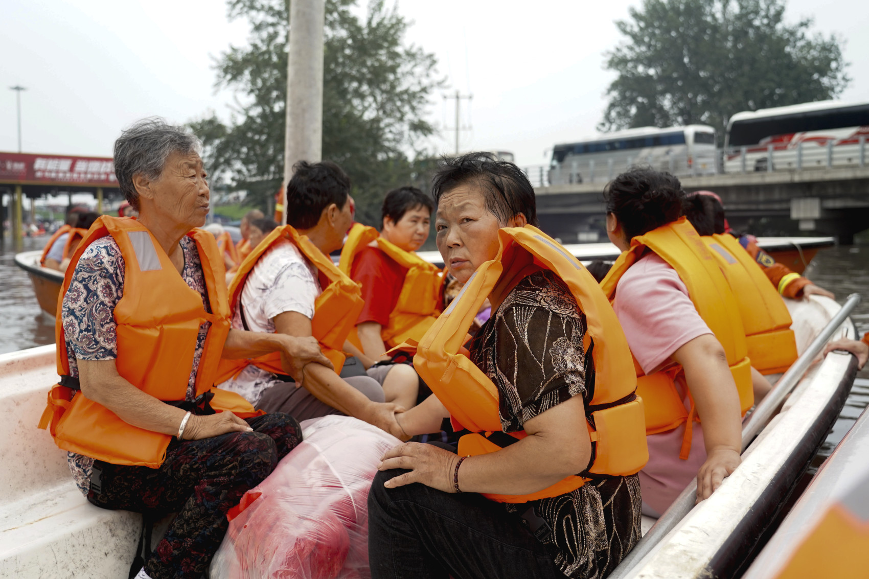 Người dân được di dời, chuyển đến nơi an toàn trong đợt lũ lụt nghiêm trọng ở ngoại ô ắc Kinh, Trung Quốc, ngquf 4/8.