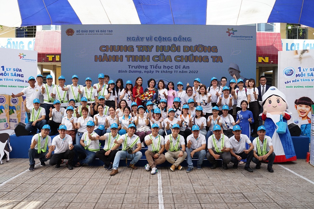 “Ngày vì cộng đồng” với hơn 200 nhân viên công ty đã mang đến những hoạt động về dinh dưỡng đầy ý nghĩa cho hàng ngàn học sinh tại Hà Nam và Bình Dương - Ảnh: FrieslandCampina Việt Nam