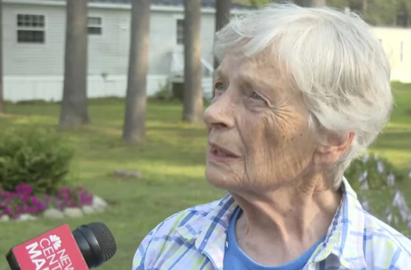 Marjorie Perkins nói chuyện với một phóng viên vào Thứ Tư, ngày 2 tháng 8 năm 2023, tại nhà riêng ở Brunswick, Maine. Perkins, 87 tuổi, bị bầm tím sau khi cảnh sát cho biết một thiếu niên xông vào nhà và tấn công bà. Cô đã chiến đấu chống lại kẻ đột nhập và cho anh ta thức ăn trước khi anh ta chạy trốn. (Trung tâm Tin tức Maine qua AP)