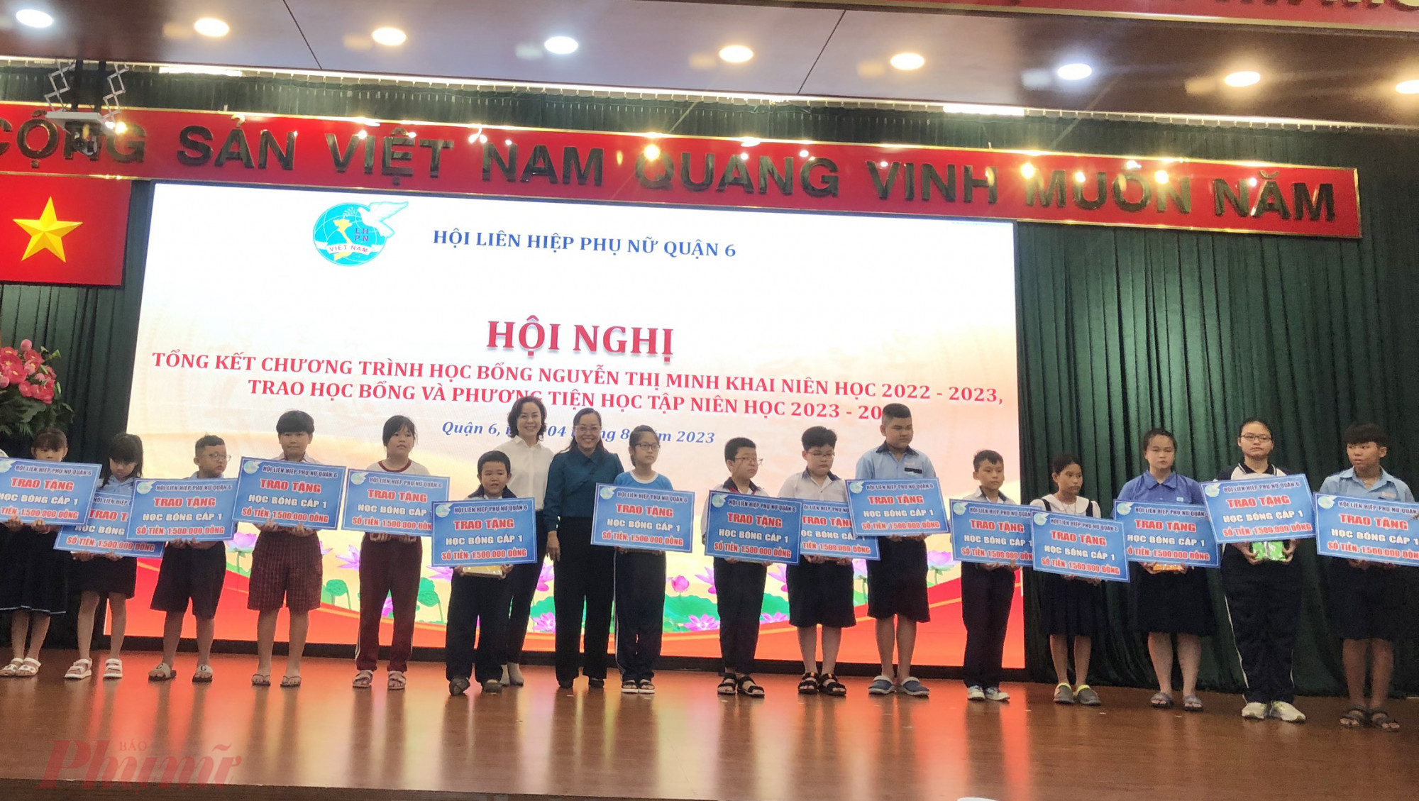 Hội LHPN quận 6 tặng học bổng Nguyễn Thị Minh Khai, năm học 2023 - 2024