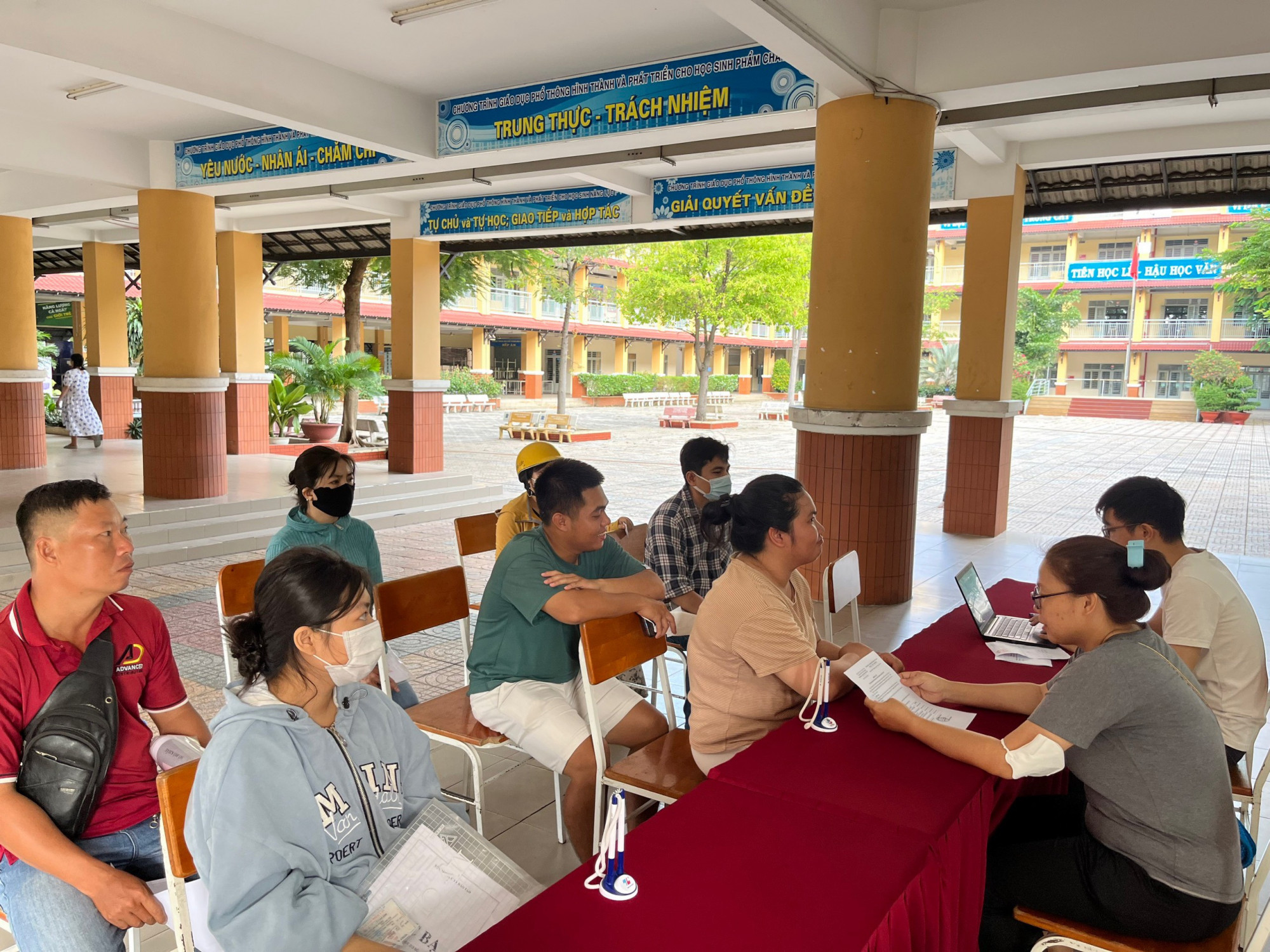 Trường THPT Đào Sơn Tây (TP Thủ Đức) tiếp nhận học sinh tuyển bổ sung lớp 10 trong ngày đầu tuyển sinh
