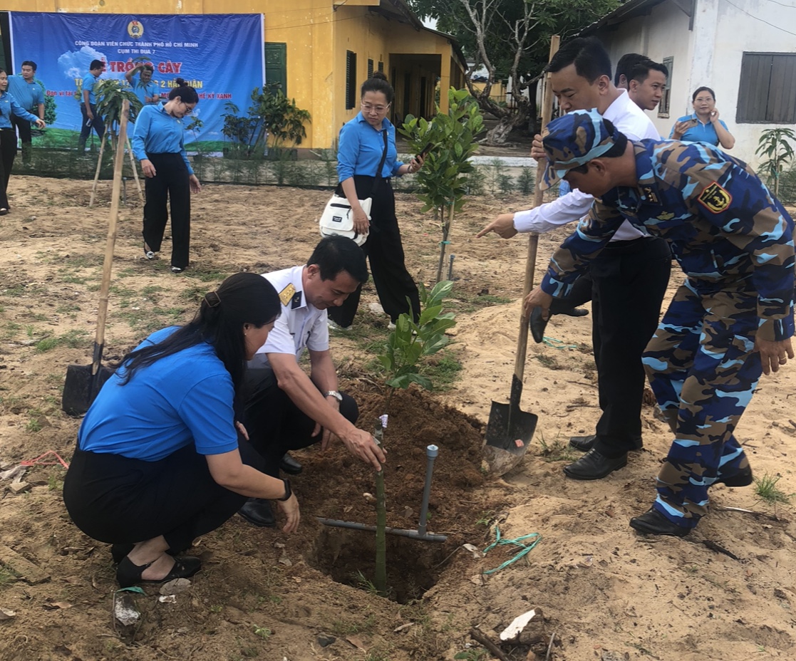 Đoàn công tác Cụm thi đua 7 giao lưu, trồng cây tại Sở Chỉ huy Lữ đoàn 171 vùng 2 Hải quân - Ảnh: Quốc Ngọc