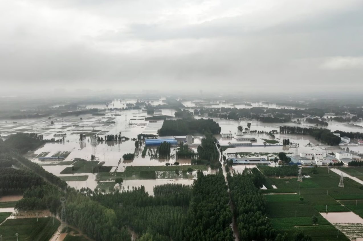 Mưa bão lở miền bắc Trung Quốc àm ngập lụt các cánh đồng và khiến mùa màng hư hại  - Ảnh:AFP