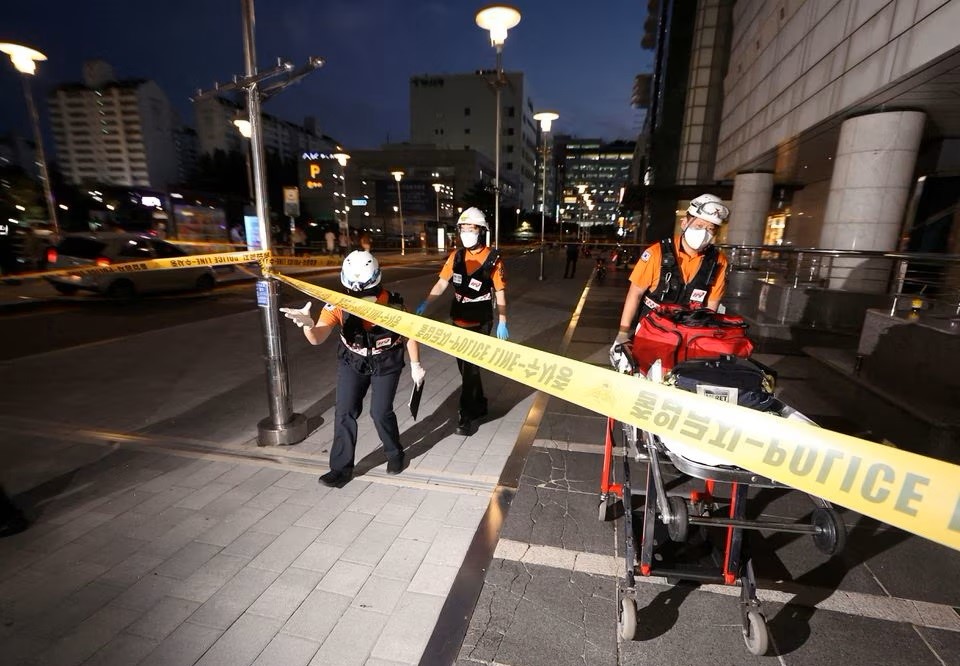 Các nhân viên cứu hộ làm việc tại một hiện trường vụ tấn công hàng loạt bằng dao ở thành phố Seongnam vào ngày 3/8 - Ảnh: Yonhap
