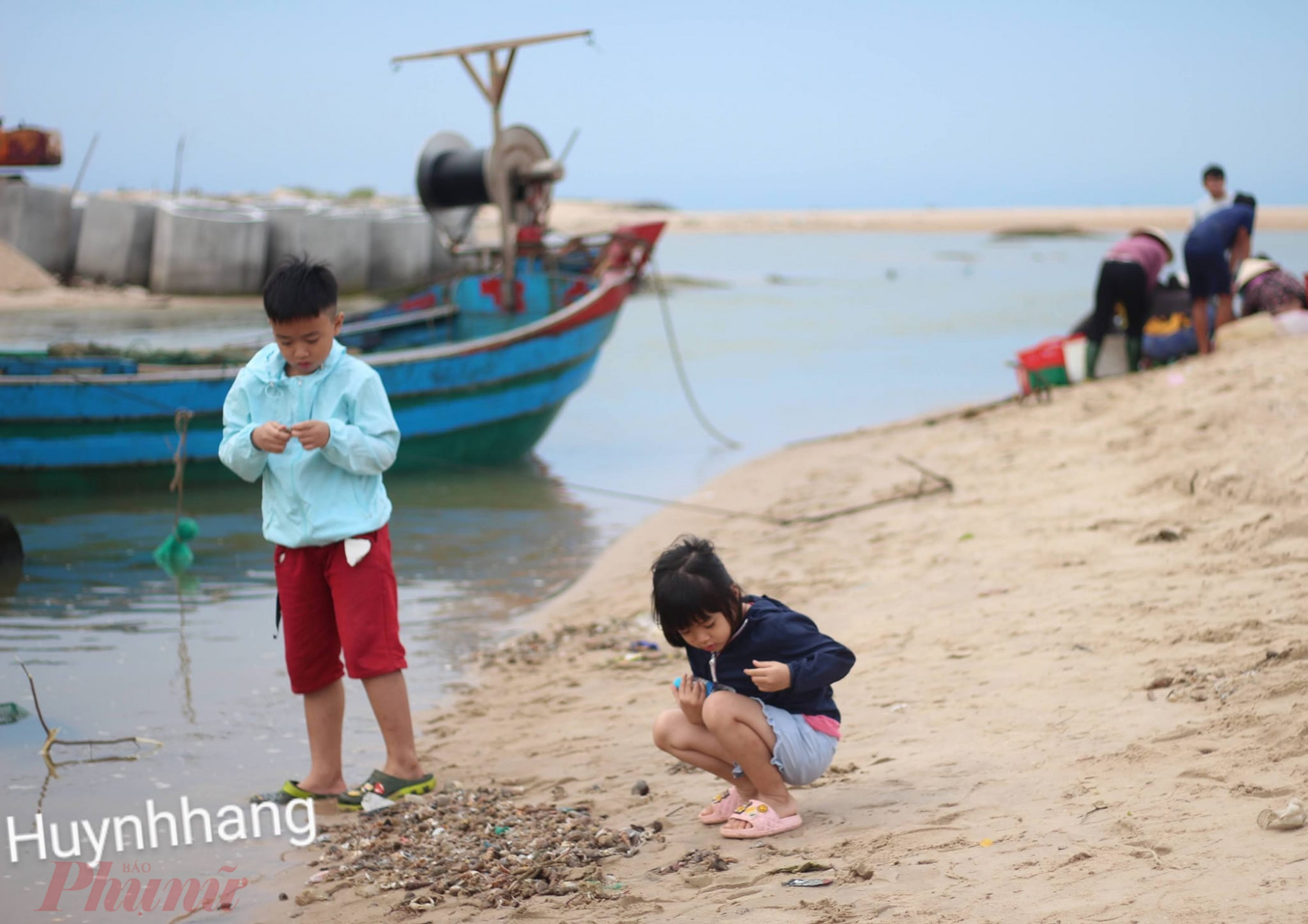 Ăn gì: Buổi sáng, bãi biển làng chài Thắng Hải có cảng cá - nơi ngư dân đánh bắt về và bán cho người thu gom hải sản. Bạn có thể dậy sớm, tham quan cảng cá, mua hải sản hay đi chợ Thắng Hải (cách cảng cá khoảng 2-2,5 km) để mua hải sản.