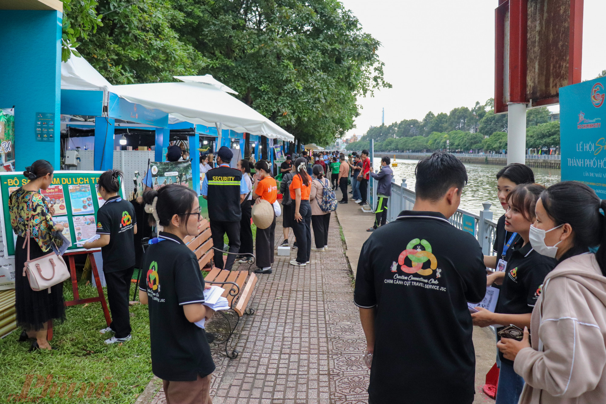 Chiều 4/8, không gian Trên bến dưới thuyền tại kênh Nhiêu Lộc Thị Nghè (quận 1) chính thức khai mạc và thu hút rất đông du khách.