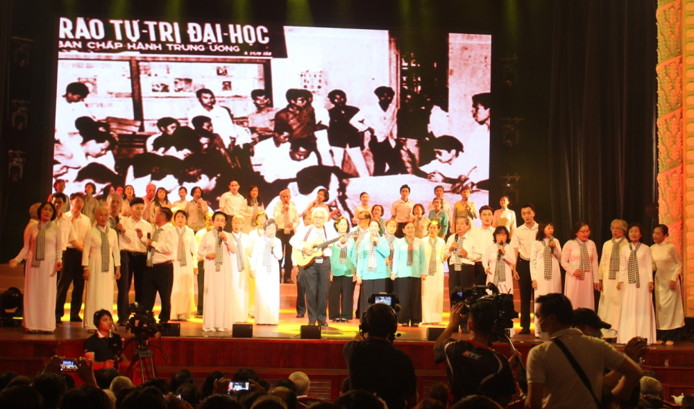 Câu lạc bộ truyền thống Thành đoàn TPHCM với ca khúc Hát cho dân tôi nghe của nhạc sĩ Tôn Thất Lập.