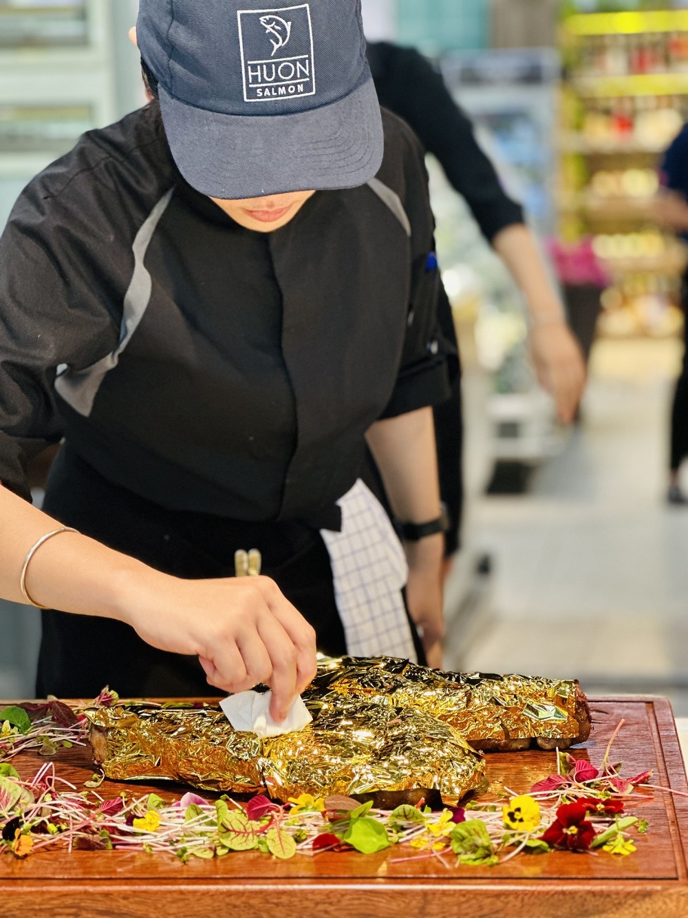 Bò dát vàng thu hút khách hàng trong ngày hội - Ảnh: Quang Định