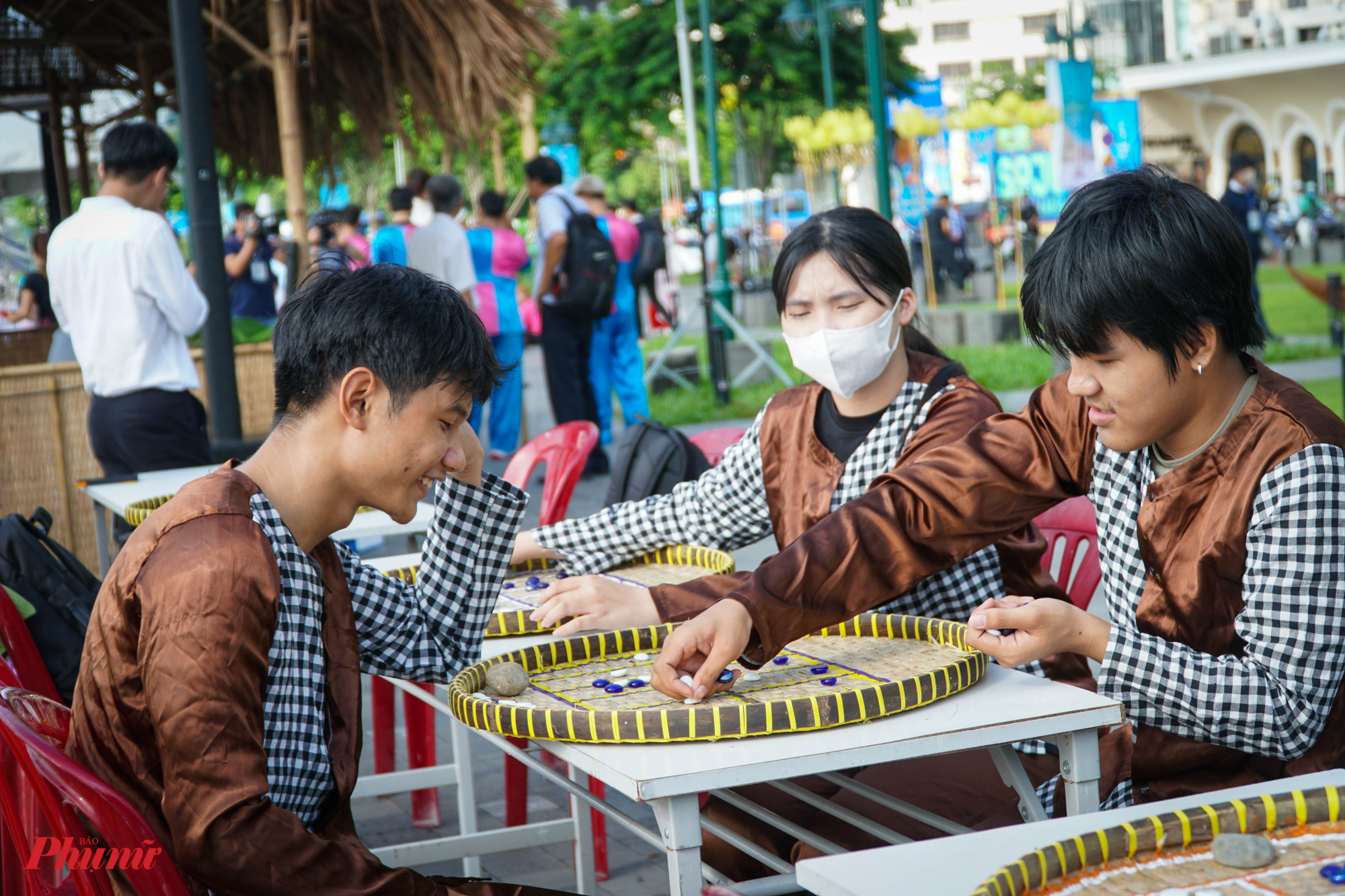 Ôn lại kỹ niệm chơi Ô ăn quan cùng bạn bè