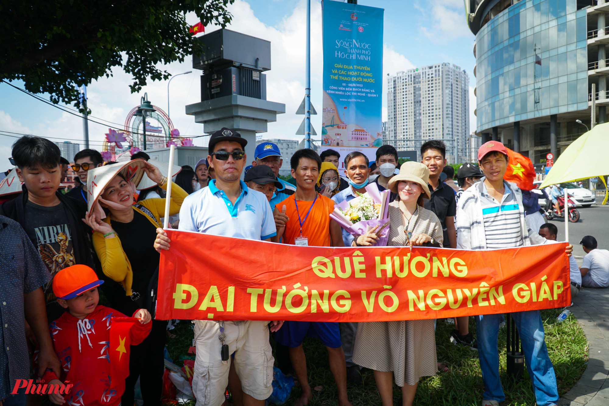 Từ sáng, các cổ động viên và người dân đã có mặt để cổ vũ cho các đội thi