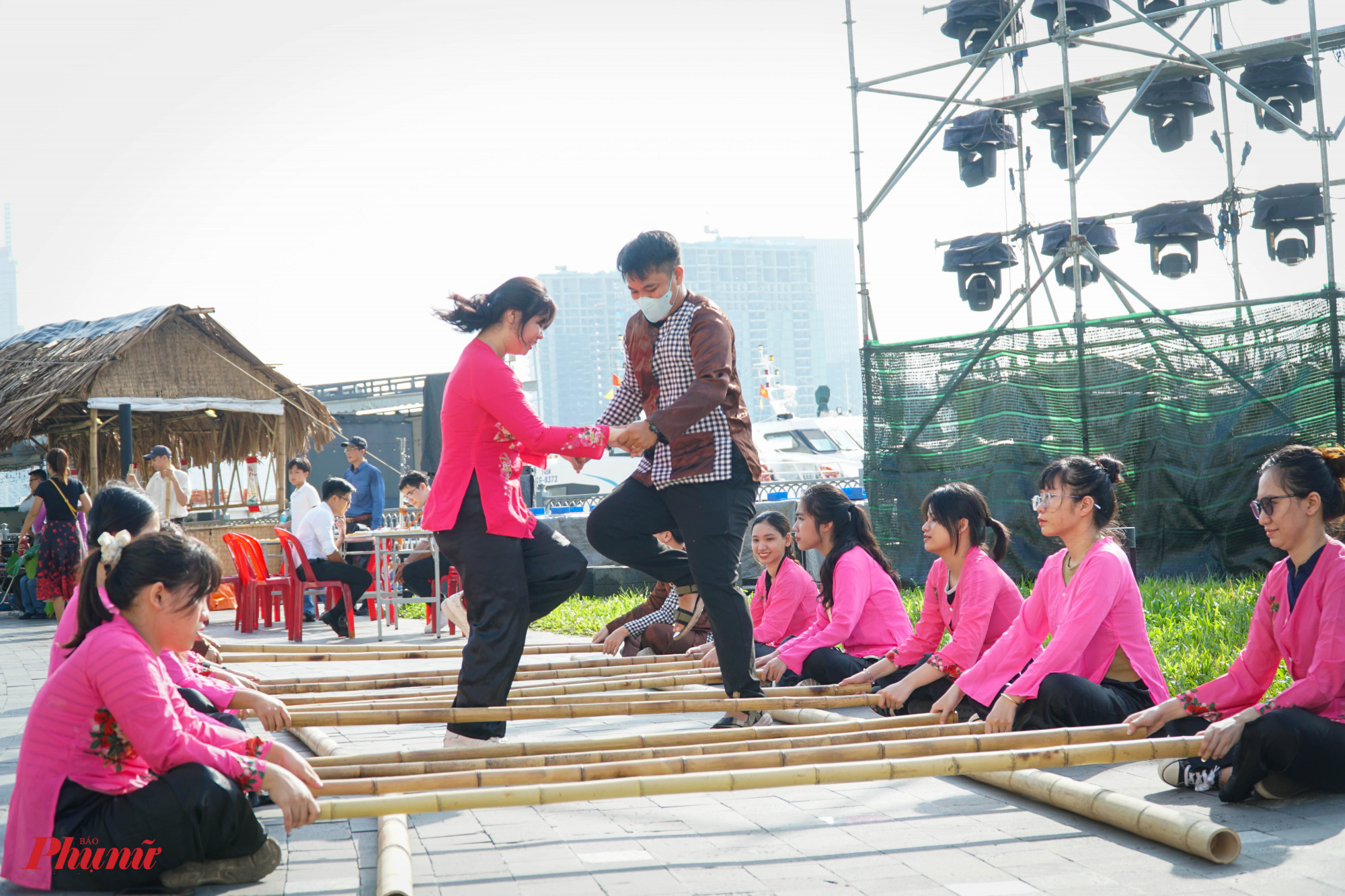 Ngoài các hội thi, chương trình dưới nước, trên công viên, các bạn trẻ còn được trải nghiệm các trò chơi dân gian