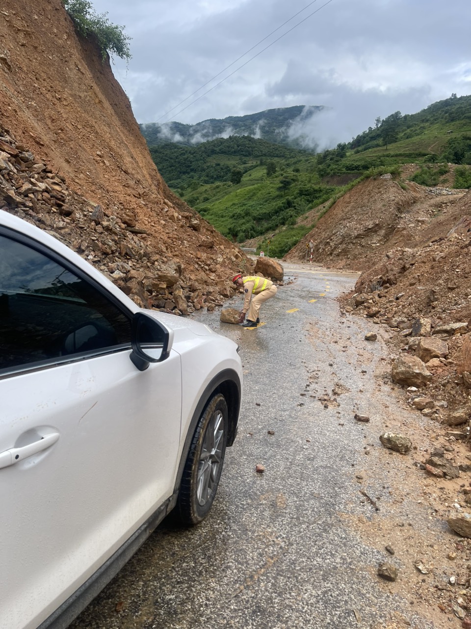 km 421 - QL6 thuộc bản Co Ngựu xã Mương Mùn huyện Tuần Giáo, tỉnh Điện Biên do mưa lớn kéo dai hai bên đường bị sạt lở... làm giao thông đi lại gặp khó khăn