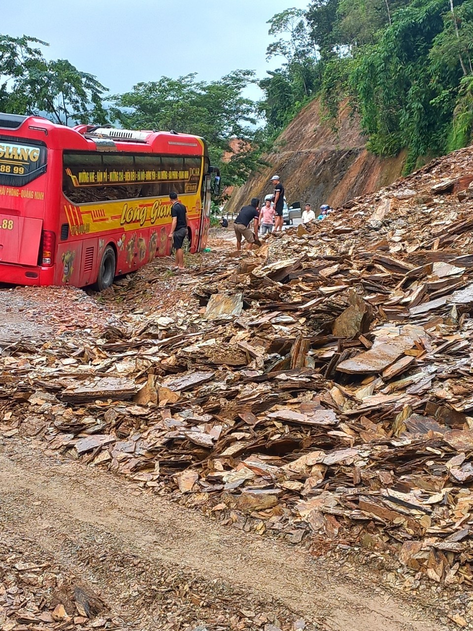 Tại Km146-Ql6, địa phận Tam Hoà, Đồng Tân, Mai Châu, xảy ra sạt lở