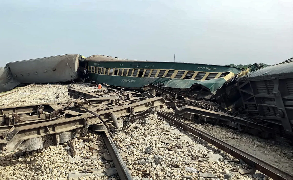 Tai nạn và trật bánh xảy ra thường xuyên trên hệ thống đường sắt cổ xưa của đất nước, với chiều dài gần 7.500 km và chuyên chở hơn 80 triệu hành khách mỗi năm.