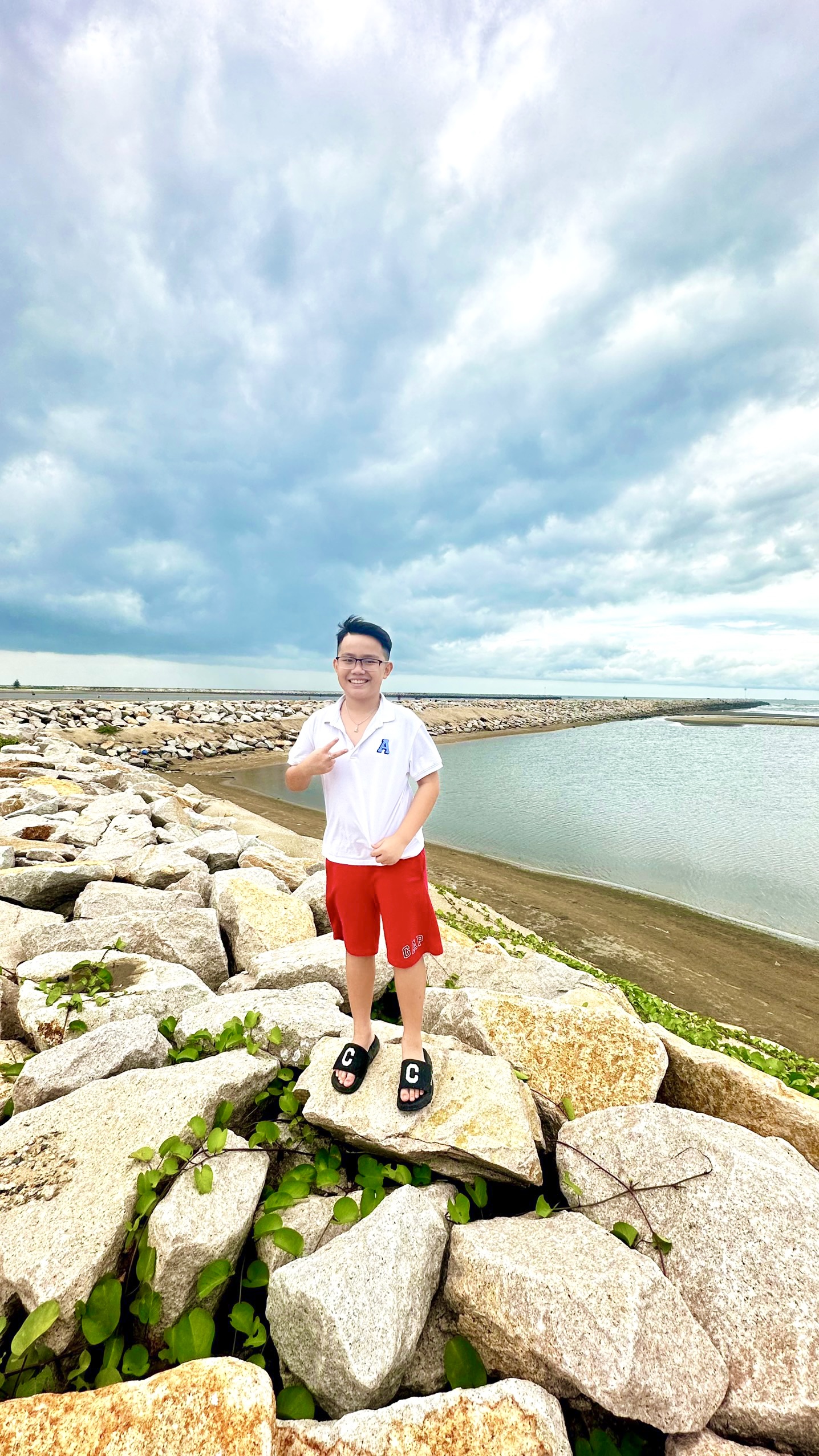 Bờ kè đá chắn sóng ở biển Lộc An