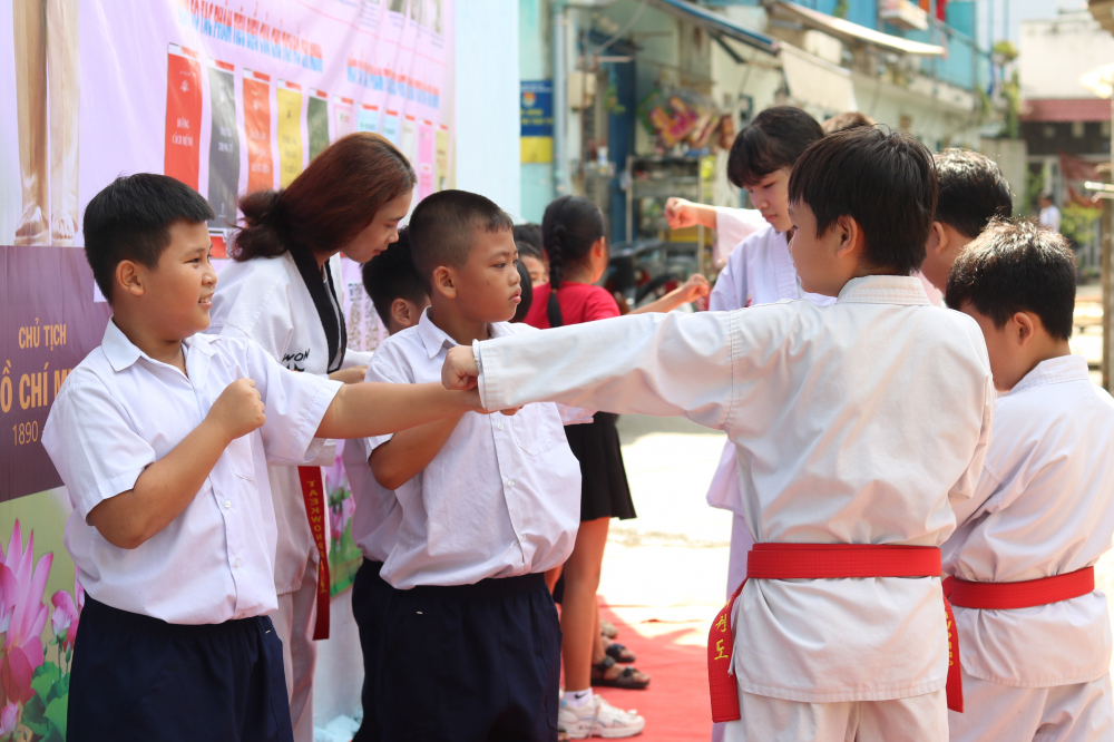 Học trò của huấn luyện viên Nguyễn Đức Phương Nam đến khu trọ biểu diễn Taekwondo và cùng thầy hướng dẫn các chị, các em tập luyện. 