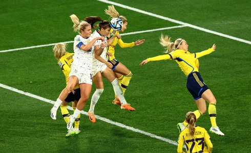 Đội tuyển Mỹ vấp phải hàng thủ chặt chẽ của các cô gái Thụy Điển - Ảnh FIFA