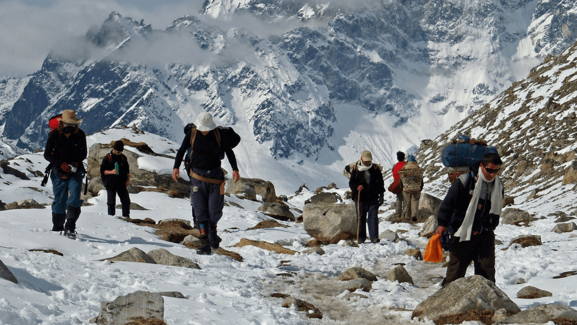Hãy hình dung về Ấn Độ và những hình ảnh đầu tiên nảy ra trong tâm trí bạn có lẽ là những thành phố nhộn nhịp, những nồi cà ri bốc khói và phong cảnh sa mạc. World Expeditions, một công ty du lịch mạo hiểm của Úc, mang đến cho du khách cơ hội nhìn thấy một khía cạnh hoàn toàn mới bằng cách đi bộ xuyên qua những ngọn núi hiểm trở. Chuyến tham quan Thung lũng ẩn giấu của Ladakh kéo dài 20 ngày bao gồm 11 ngày đi bộ đường dài, cũng như các cơ hội khám phá vùng biên giới của Tây Tạng, thăm các tu viện cổ xưa và chứng kiến ​​sự xa hoa văn hóa của Hemis, một lễ hội Phật giáo sôi động. 