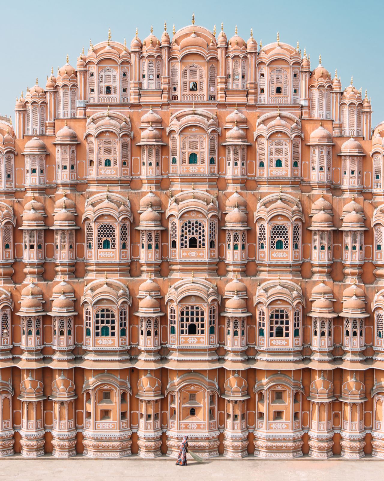  Thành phố Jaipur là một trong những kỳ quan kiến ​​trúc của Ấn Độ. Nơi đây có một số cung điện hoàng gia được trang trí công phu nhất của đất nước - những công trình kiến ​​trúc phức tạp được thiết kế từ hàng trăm năm trước vẫn làm say lòng du khách ngày nay.  Được xây dựng quy mô lớn vào những năm 1700 theo lệnh của vua Rajput Sawai Raja Jai ​​Singh II, Jaipur được bao quanh bởi tường thành và một số pháo đài phòng thủ. Được hình thành như một trung tâm thương mại ở bang Rajasthan, nó đã được coi là đi trước thời đại do sử dụng quy hoạch thành phố dạng lưới sắt .  Màu hồng bụi lãng mạn - đã xác định thành phố từ năm 1876, sau khi nó được sơn màu hồng để chào đón chồng của Nữ hoàng Victoria, Hoàng tử Albert - mang lại cho Jaipur vị thế là Thành phố màu hồng, như nó thường được biết đến.