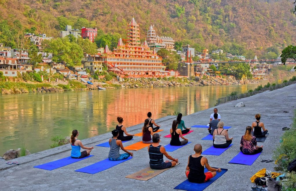 5. Đặt lại ở Rishikesh Bạn sẽ tìm thấy các khóa tu yoga trên khắp Ấn Độ, từ bãi biển đến rừng rậm và mọi nơi ở giữa. Tuy nhiên, không có nơi nào tốt hơn để trải nghiệm nó hơn Rishikesh, nơi nó bắt nguồn. Six Senses Vana sẽ giúp bạn nhấn nút thiết lập lại bằng cách giảm tốc độ và tận hưởng sự tĩnh lặng. Bạn sẽ nhận được một chương trình được cá nhân hóa bao gồm kiểm tra sức khỏe, kế hoạch dinh dưỡng, hoạt động nhóm và phương pháp điều trị riêng. Nhiều du khách lựa chọn chương trình Ngủ, Cai nghiện hoặc Yoga kéo dài 5 đêm.