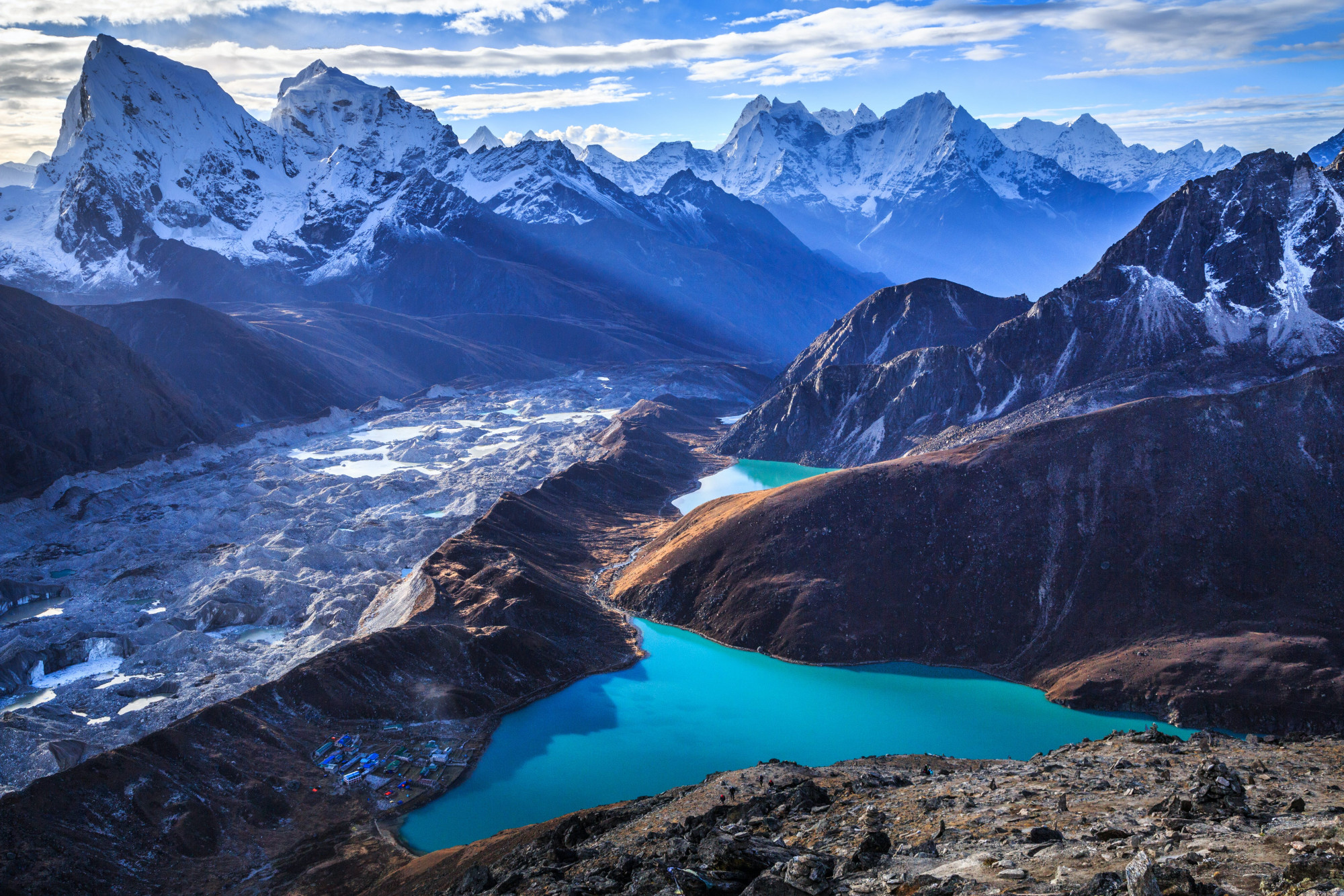 Leo núi Hymalaya: Himalaya hay Hy Mã Lạp Sơn là một dãy núi ở châu Á, phân chia tiểu lục địa Ấn Độ khỏi cao nguyên Tây Tạng. Mở rộng ra, đó cũng là tên của một hệ thống núi hùng vĩ bao gồm cả Himalaya theo đúng nghĩa của từ này, Karakoram, Hindu Kush và các dãy núi nhỏ khác trải dài từ dãy núi Pamir