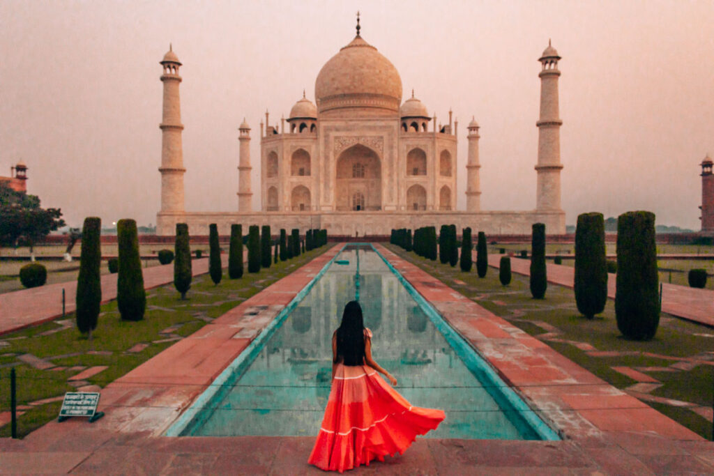 Thành phố Agra nằm bên bờ sông Yamuna, thuộc bang Uttar Pradesh, Ấn Độ. Đây là thành phố đông dân thứ tư của bang và thứ hai mươi tư của toàn Ấn Độ. Agra là điểm đến du lịch nổi tiếng nhờ những kiến trúc thời kỳ Mughal, nổi bật nhất là đền Taj Mahal, pháo đài Agra và Fatehpur Sikri, cả ba đều là Di sản thế giới được UNESCO công nhận.