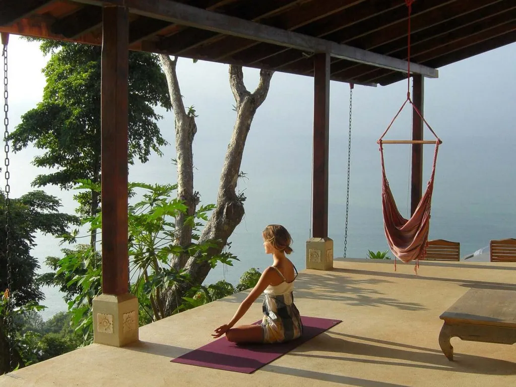 5. Đặt lại ở Rishikesh Bạn sẽ tìm thấy các khóa tu yoga trên khắp Ấn Độ, từ bãi biển đến rừng rậm và mọi nơi ở giữa. Tuy nhiên, không có nơi nào tốt hơn để trải nghiệm nó hơn Rishikesh, nơi nó bắt nguồn. Six Senses Vana sẽ giúp bạn nhấn nút thiết lập lại bằng cách giảm tốc độ và tận hưởng sự tĩnh lặng. Bạn sẽ nhận được một chương trình được cá nhân hóa bao gồm kiểm tra sức khỏe, kế hoạch dinh dưỡng, hoạt động nhóm và phương pháp điều trị riêng. Nhiều du khách lựa chọn chương trình Ngủ, Cai nghiện hoặc Yoga kéo dài 5 đêm.