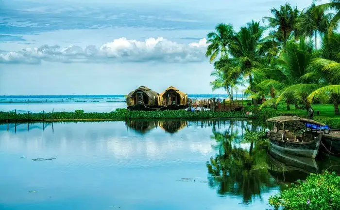 Kerala , đất nước của Chúa, đã là một điểm đến lý tưởng cho những kỳ nghỉ lãng mạn cũng như các chuyến du lịch theo nhóm trong hơn 600 năm.Khi bạn du lịch đến tiểu bang màu bạc này ở phía nam Ấn Độ, hãy sẵn sàng để bị cuốn hút bởi di sản danh lam thắng cảnh phong phú làm say mê, say mê và phấn khởi. Nhưng không có chuyến đi nào đến Kerala trọn vẹn nếu không ghé thăm những vùng nước đọng sáng bóng và lấp lánh, với làn nước màu ngọc lam của Biển Ả Rập chảy dọc theo những cây cọ xanh mướt và những đồn điền dừa kỳ lạ đa dạng. Bạn có thể yêu cầu gì hơn nữa?  Hãy cùng tham quan vùng nước đọng chưa được biết đến nhưng rất nổi tiếng của Kerala sẽ giúp bạn hiểu rõ hơn về tiểu bang Ấn Độ đáng kinh ngạc này.  1. Vùng nước đọng Valiyaparamba, Kasaragod Nằm ở Kasaragod, quận cực bắc của Kerala , vùng nước đọng Valiyaparamba là vùng nước đọng đầy sức sống và mê hoặc nhất ở Kerala. Được hình thành bởi bốn con sông và rải rác bởi một hòn đảo nhỏ, Valiyaparamba chỉ cách Bakel 30 km. Bạn có thể tận hưởng những chuyến phà và một chuyến đi đến pháo đài Bekal khi ở đây. Pallikere và bãi biển Kappil tạo nên một kỳ nghỉ cuối tuần tuyệt vời để trẻ hóa hoàn hảo. Những người tìm kiếm sự phiêu lưu có thể tham gia Mangrove Trail of Malabar bao gồm đi bộ đường dài, ngắm chim và chèo thuyền.  Đường mòn ngập mặn của Malabar gần vùng nước đọng Valiyaparamba, Kerala Làm thế nào để đạt được:  Ga đường sắt gần nhất là ga đường sắt Payyanur Sân bay gần nhất là sân bay quốc tế Calicut Những việc cần làm:  Tham quan Pháo đài Bekal Tham gia Đường mòn ngập mặn của Malabar Đi chèo thuyền, xem chim, đi bộ đường dài'