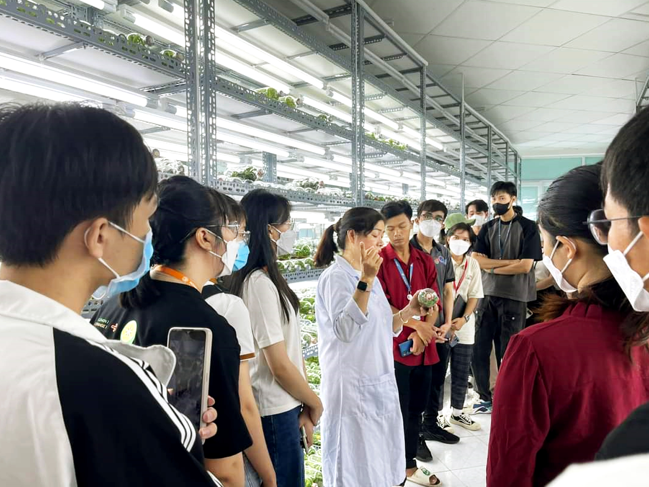 Sinh viên Trường đại học Nông Lâm TPHCM trải nghiệm thực tế tại khu nông nghiệp công nghệ cao TPHCM - ẢNH: TRƯƠNG MẪN