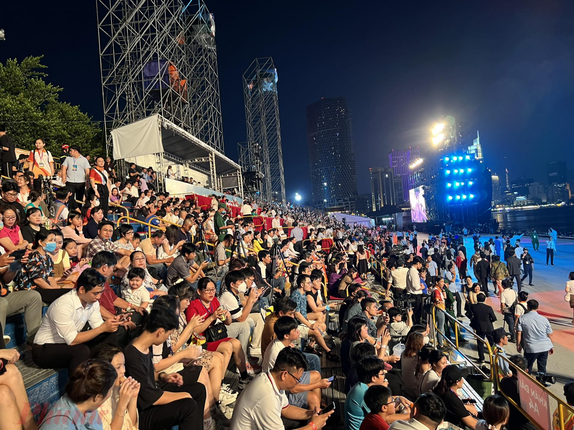 Rất đông người dân, du khách đổ về cảng Sài Gòn thưởng thức show diễn