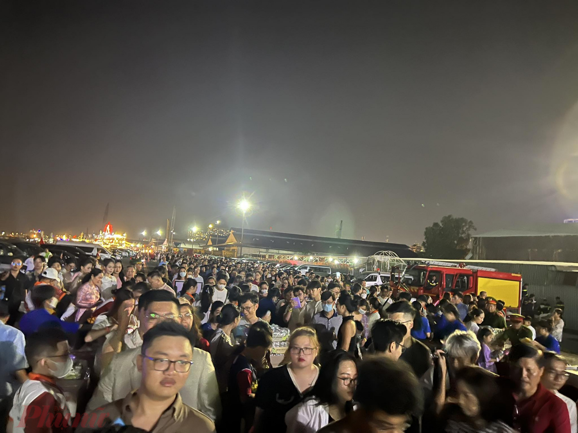 Rất đông người dân, du khách đổ về cảng Sài Gòn thưởng thức show diễn