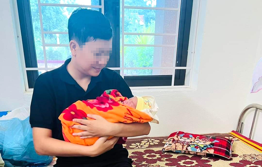 Bé trai bị bỏ rơi hiện đang được chăm sóc sức khỏe ở Trạm Y tế xã Tăng Thành - Ảnh: Khánh Trung