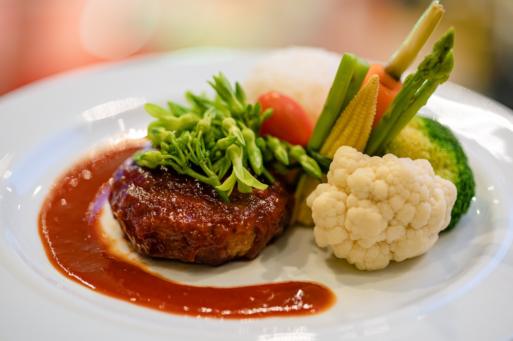 Món Hamburg Steak được trưng bày đẹp mắt và phục vụ trực tiếp trong bữa tiệc