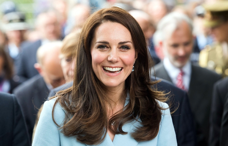 Vương phi Kate Middleton:Xinh đẹp và thanh lịch, vương phi xứ Wales là một trong những phụ nữ được ngưỡng mộ trên thế giới hiện nay. Ngay từ khi đi học, Kate Middleton nổi trội về sự tinh tế và năng khiếu trong lĩnh vực thời trang. Sau khi kết hôn với thái tử William, Kate dần trở nên nổi bật với phong cách thời trang và đã lọt vào nhiều danh sách Ăn mặc đẹp nhất. Vương phi Kate từng được Times chọn là một trong số 100 người có ảnh hưởng nhất thế giới.