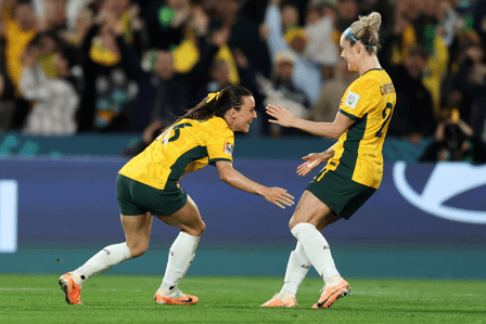 Niềm vui của các cô gái Úc khi nâng tỉ số lên 2-0 - Ảnh FIFA