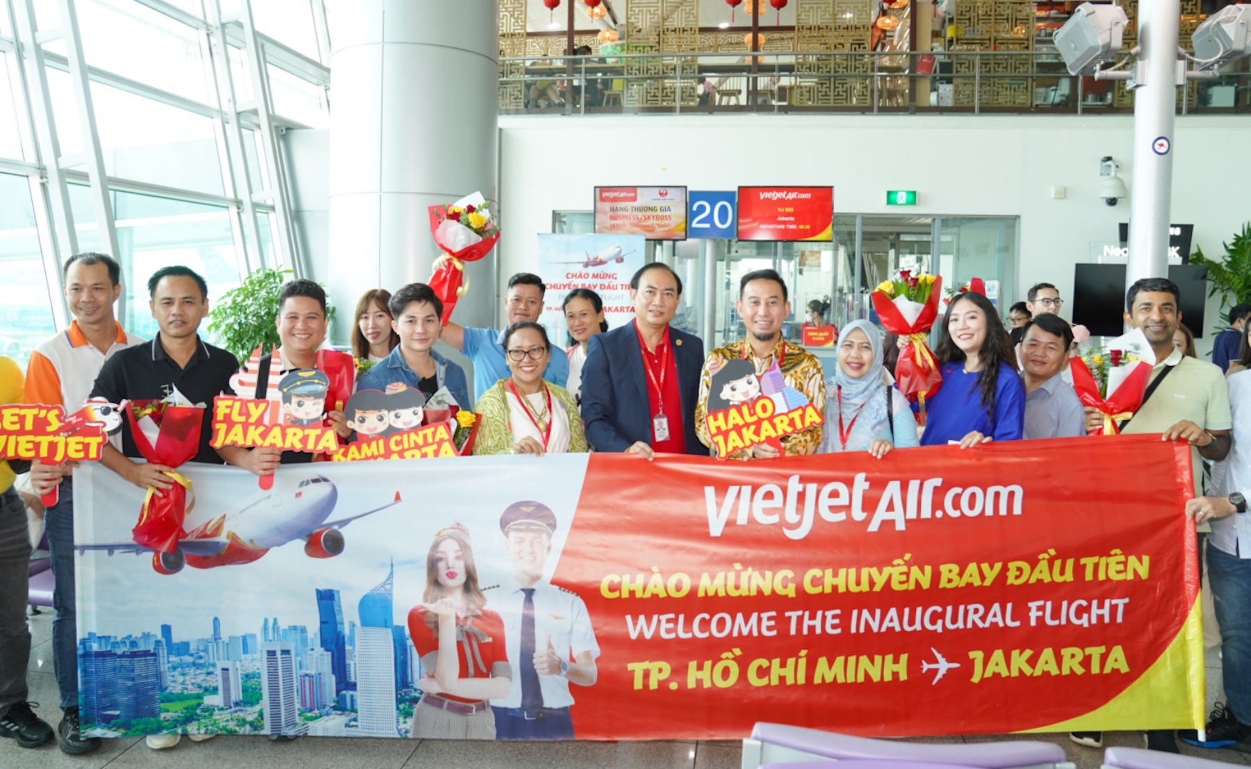 Vietjet chào mừng các hành khách trên chuyến bay đầu tiên từ TPHCM đi Jakarta tại sân bay quốc tế Tân Sơn Nhất - Ảnh: Vietjet