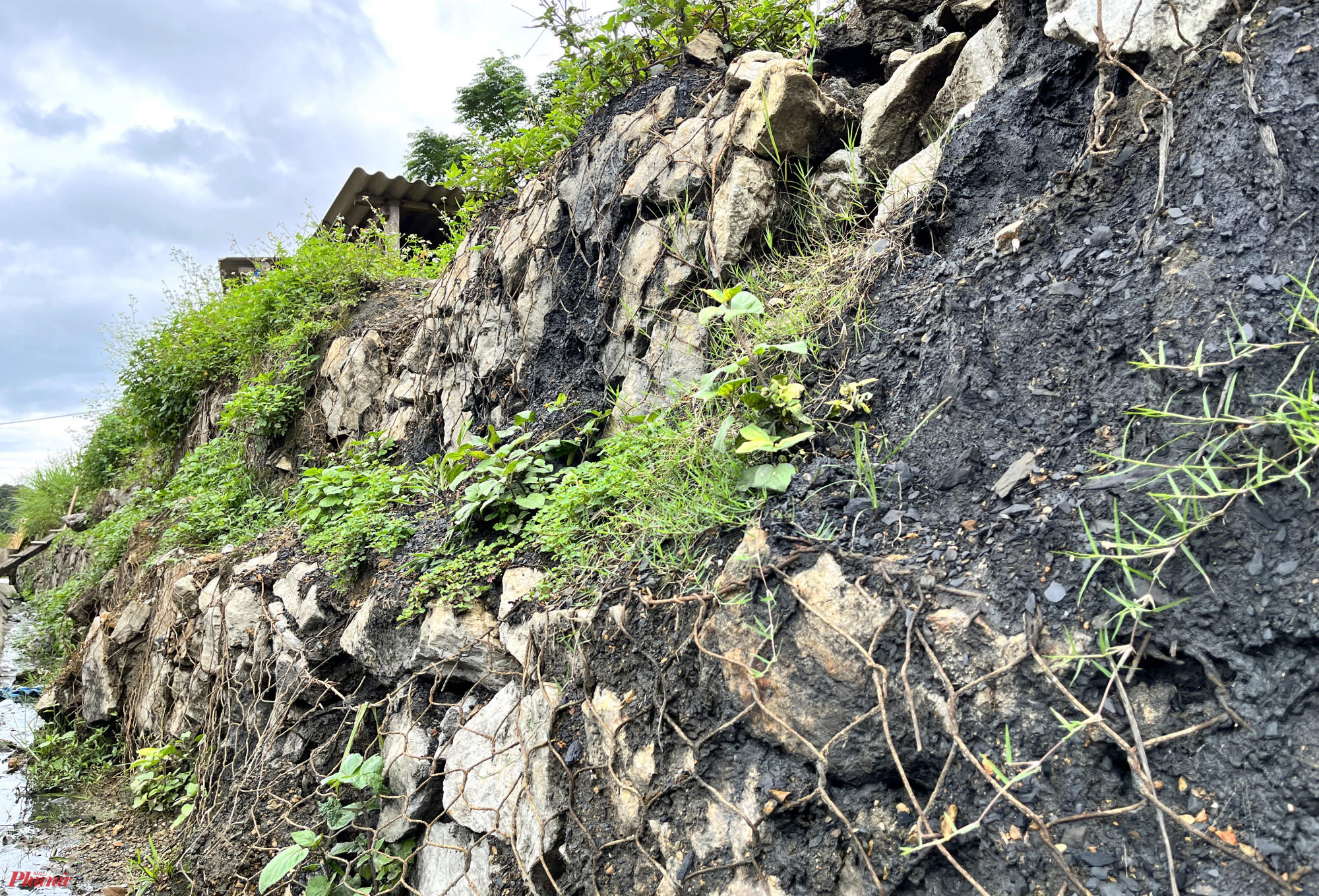 Một số đoạn kè bằng rọ đá dưới chân núi cũng bị đất đá “ùn” ra làm vỡ, xiêu vẹo. 