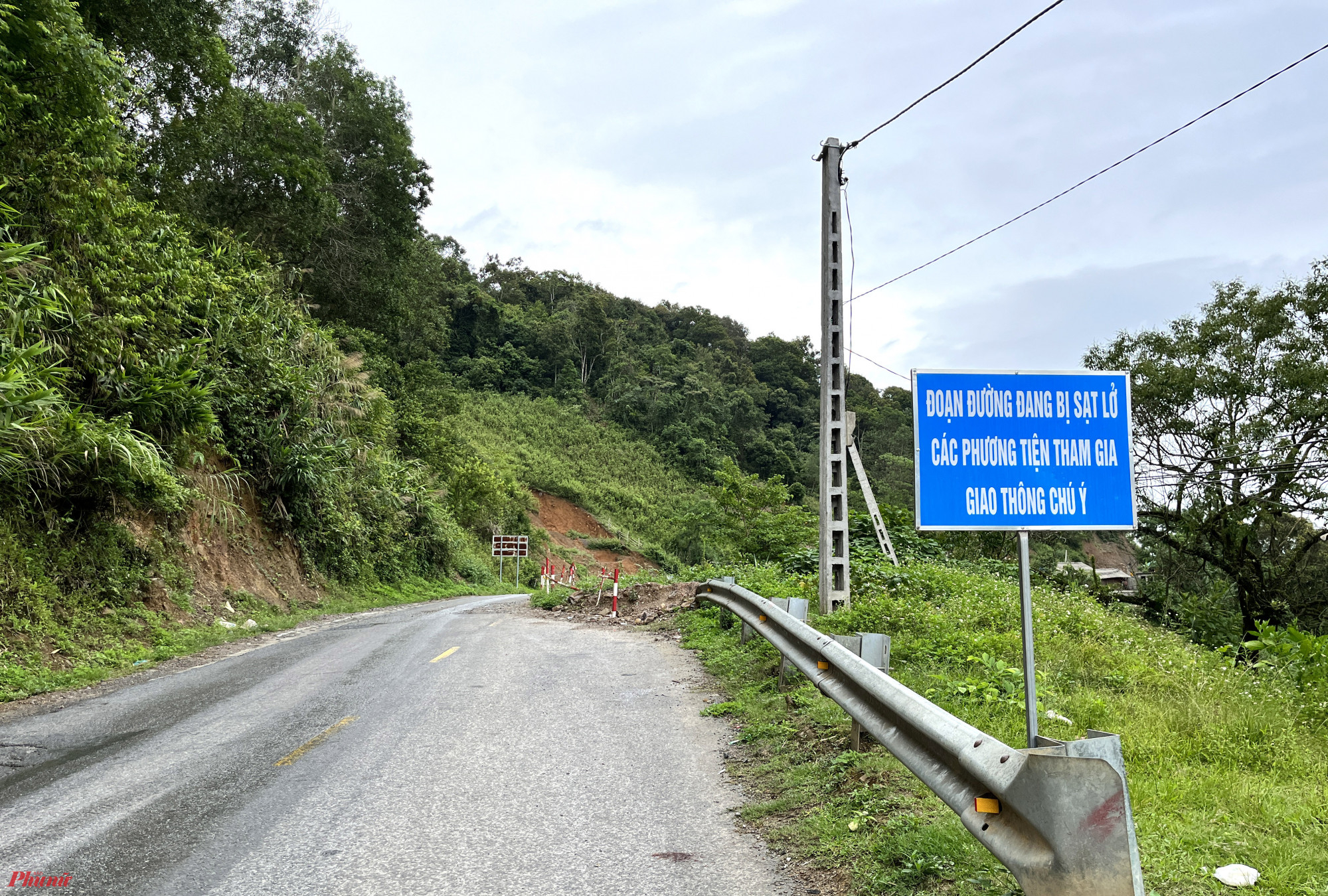 Quốc lộ 7 dài 220km, xuất phát từ điểm giao với quốc lộ 1A tại huyện Diễn Châu, Nghệ An và kết thúc tại cửa khẩu quốc tế Nậm Cắn. Đây là tuyến đường huyết mạch từ Nghệ An đi sang Lào, mỗi ngày có hàng trăm chuyến xe qua Lào và ngược lại thông qua cửa khẩu quốc tế Nậm Cắn. Lòng đường quốc lộ 7 khá hẹp, một bên là sông, bên còn lại là đồi núi.