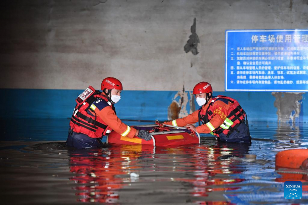Lực lượng cứu hộ thực hiện thao tác thoát nước tại một khu vực đỗ xe ngầm ở Trác Châu, tỉnh Hà Bắc vào ngày 7/8- Ảnh: Tân Hoa Xã