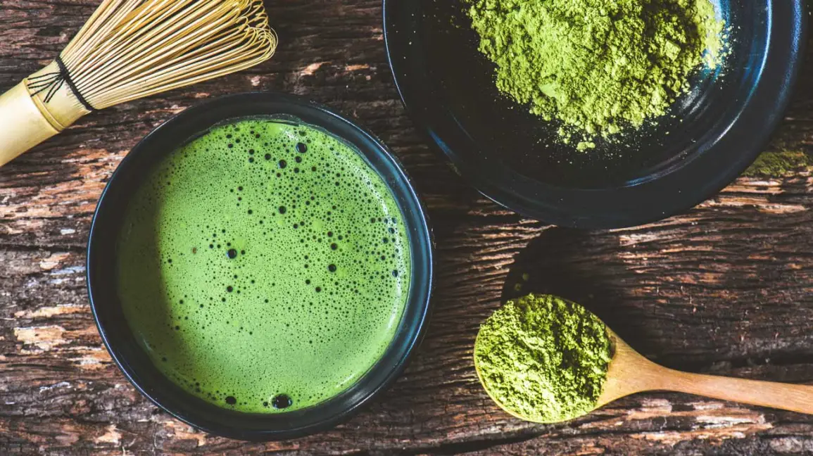 Uống trà xanh: Người Nhật có thói quen uống loại trà xanh gọi là matcha, được chế biến từ những lá trà chất lượng cao đã sấy khô và nghiền thành bột mịn, sau đó pha với nước ấm để tạo thành trà xanh tươi. Trà xanh matcha rất giàu chất chống oxy hóa, giúp chống lại các gốc tự do gây ra các dấu hiệu lão hóa như nếp nhăn. Trà xanh cũng có tác dụng kiểm soát cân nặng tốt cho sức khỏe..