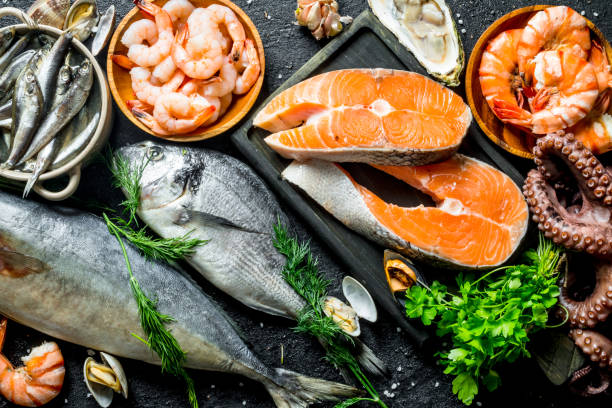 Hải sản: Người Nhật thích hải sản hơn thịt đỏ bởi thịt đỏ được cho là có liên quan đến nhiều vấn đề sức khỏe như bệnh mãn tính, các vấn đề viêm nhiễm, mức cholesterol cao và béo phì. Người Nhật thường ăn nhiều cá như các loại cá ngừ, cá hồi và cá thu. Cá là nguồn cung cấp axit béo omega-3 dồi dào và nhiều chất dinh dưỡng cần thiết khác cho cơ thể. Axit béo omega-3 cũng giúp kiểm soát cân nặng và giảm mỡ trong cơ thể. 