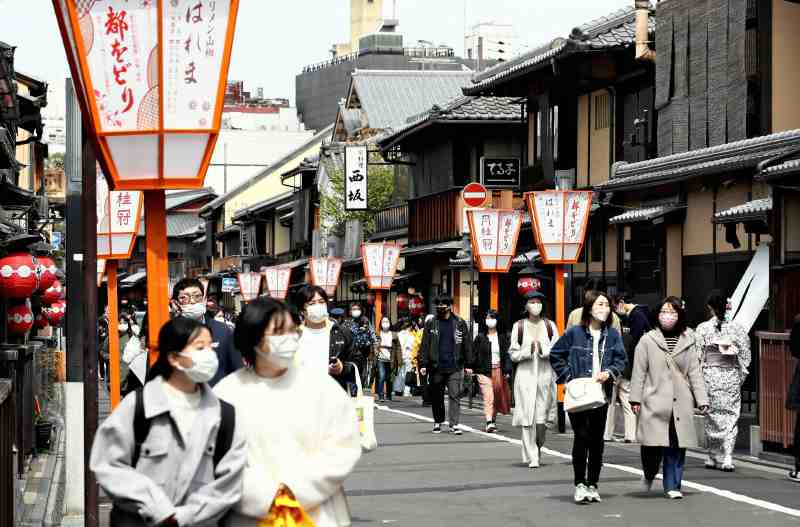 Đi bộ: Ở Nhật Bản, đi bộ là một hình thức tập thể dục hàng ngày của họ. Bởi người Nhật thường xuyên sử dụng các phương tiện giao thông công cộng như tàu điện ngầm, xe bus nên hầu hết phải đi bộ để đến các ga tàu, trạm xe. Đi bộ không chỉ thúc đẩy giảm cân mà còn tốt cho sức khỏe tim mạch, làm tăng mức năng lượng và mang đến tâm trạng tốt. Với người Nhật đi bộ cũng rất tốt để giải tỏa mọi căng thẳng. 
