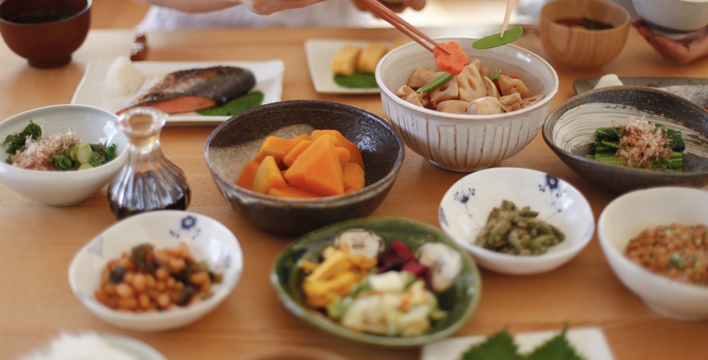 Ăn uống lành mạnh: Người Nhật có xu hướng ăn với khẩu phần nhỏ, chế biến các món ăn bằng cách nướng, hấp hoặc luộc. Những cách nấu đơn giản này giúp giảm nguy cơ mắc các bệnh tim mạch, đồng thời hỗ trợ giảm cân. Ngoài ra, bữa ăn của gời Nhật thường bao gồm ngũ cốc nguyên hạt, ưu tiên thực phẩm chưa tinh chế