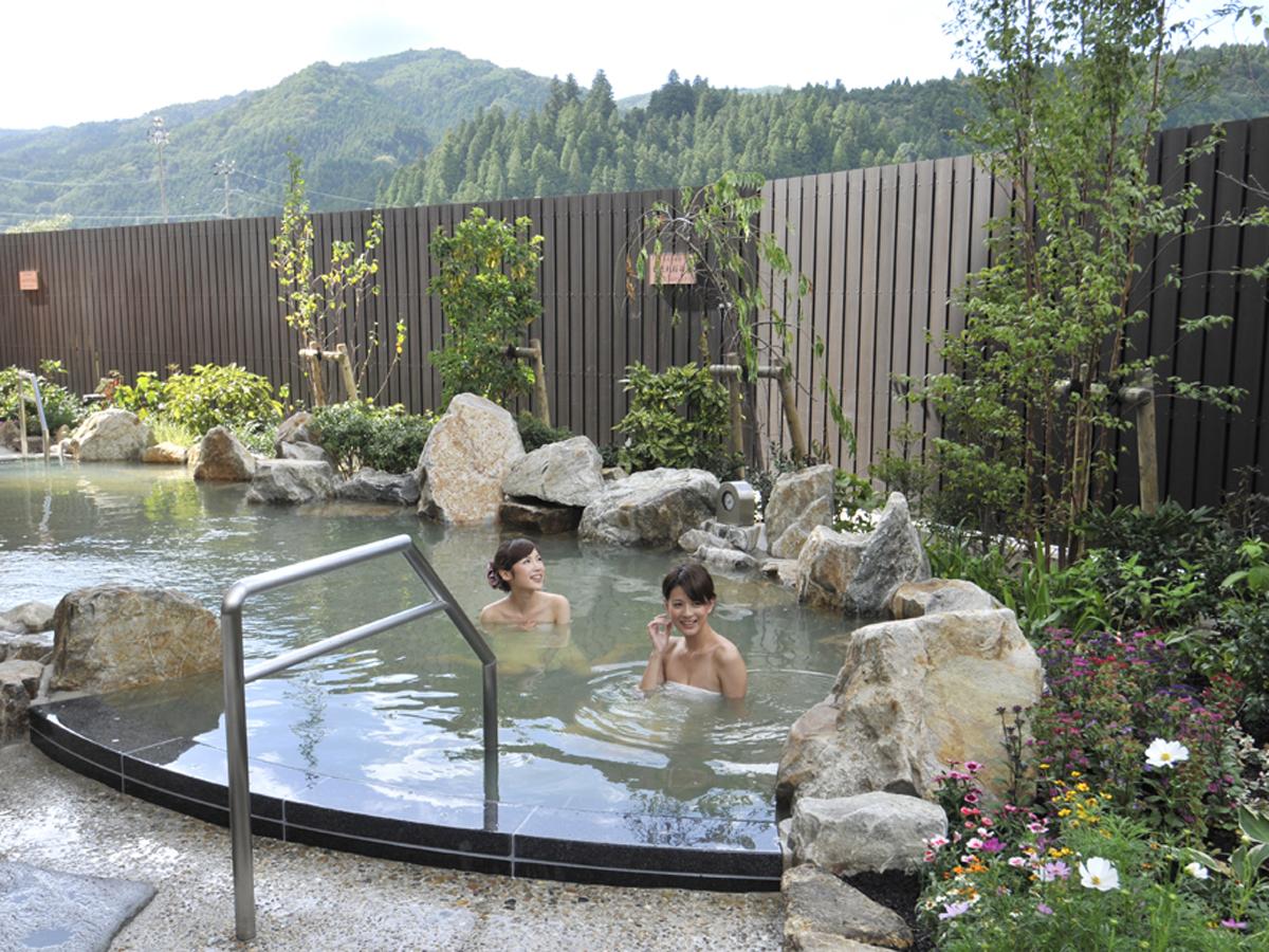 Tắm suối nước nóng: Đây là một trong những tập tục rất nổi tiếng trên khắp Nhật Bản. Theo tiếng địa phương, những suối nước nóng này được gọi là onsen. Người ta nói rằng nghi lễ này rất tốt cho việc kéo dài tuổi thọ. Nhật Bản có rất nhiều suối nước nóng vì đây là quốc gia có nhiều núi lửa hoạt động. Suối nước nóng có lợi cho sức khỏe vì nhiệt độ cao và hàm lượng khoáng chất phong phú, giúp cải thiện lưu thông máu trong cơ thể và thúc đẩy lưu lượng oxy, do đó rất tốt cho tim và các cơ quan quan trọng khác của cơ thể.