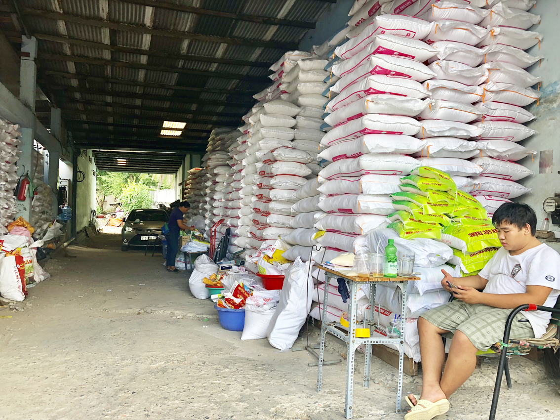 Lượng khách mua gạo ở đại lý Cẩm Linh (quận Bình Tân, TPHCM) hiện nay vẫn bình thường, chủ đại lý cho biết lượng gạo trong kho dồi dào