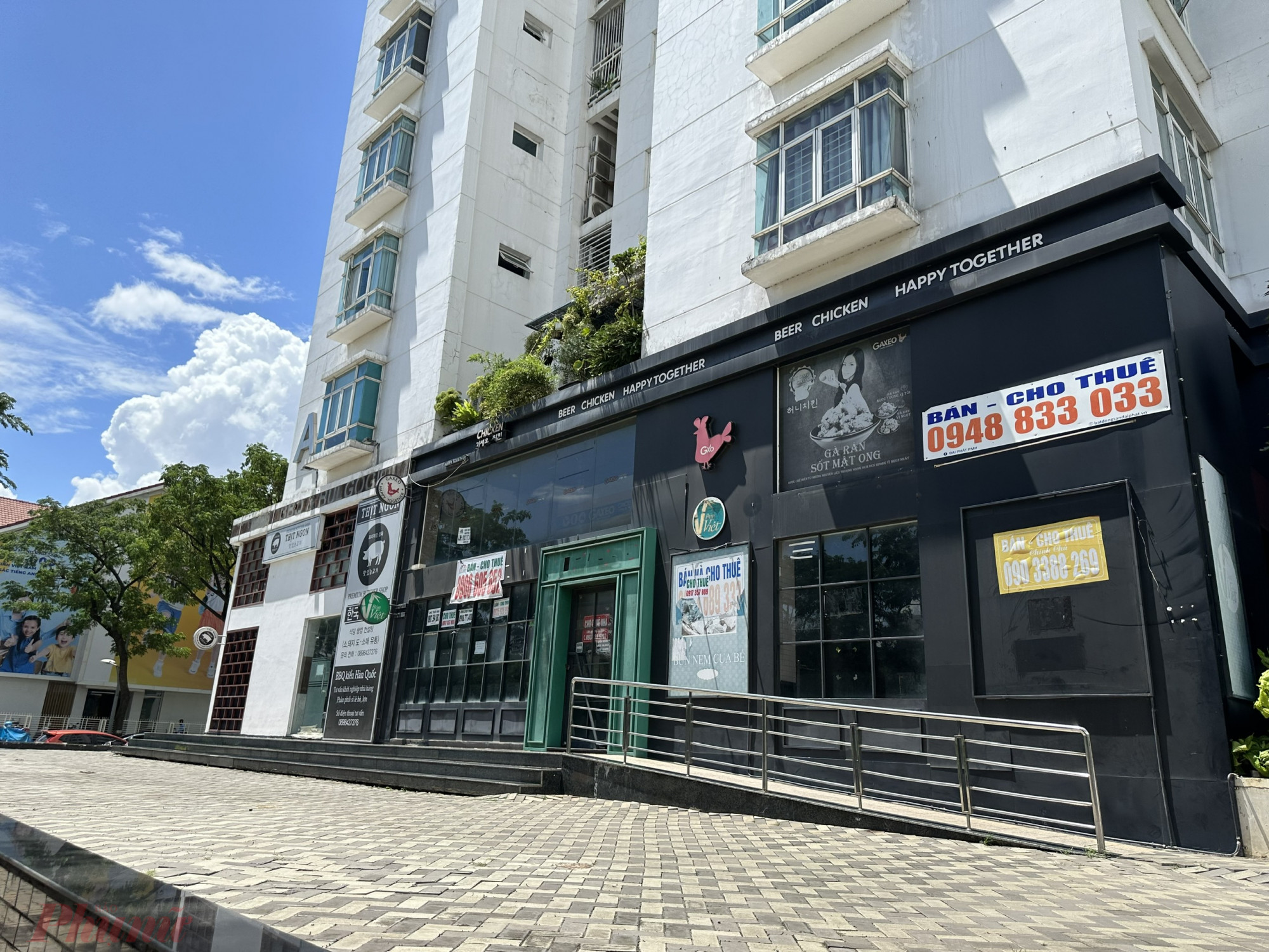  Mặt tiền của các căn shophouse này hiện vắng tanh và tối om, trên cửa chi chít thông tin bán, cho thuê shop, thậm chí các biển hiệu cũ đã bạc màu cho thấy khách thuê rút đi đã lâu nhưng chưa có khách mới dọn về.